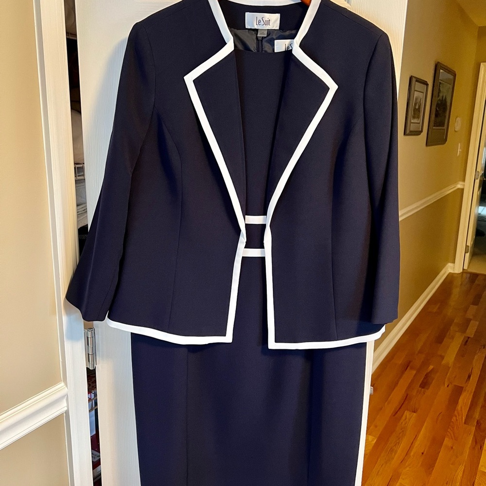 Le Suit Size 14